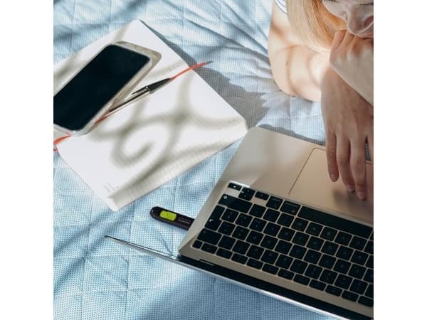 ADATA UC300 - USB-flashstasjon - 32 GB - USB 3.2 Gen 1 / USB-C - svart, grønn