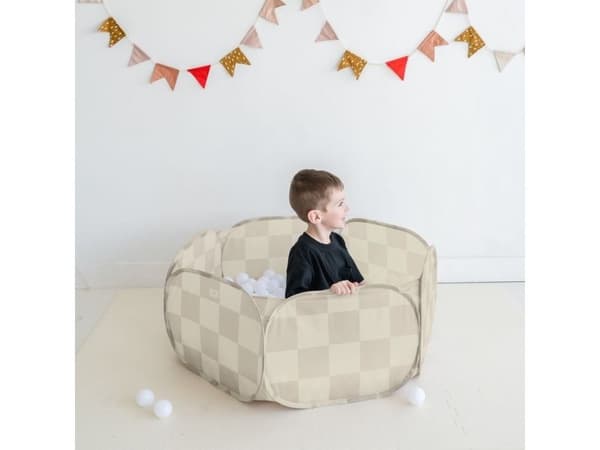 3 Sprouts lekbasin med bollar, schackbräde beige