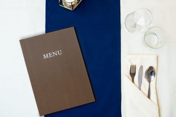 Modern A4 MENU hårdt omslag med klemryg, marron
