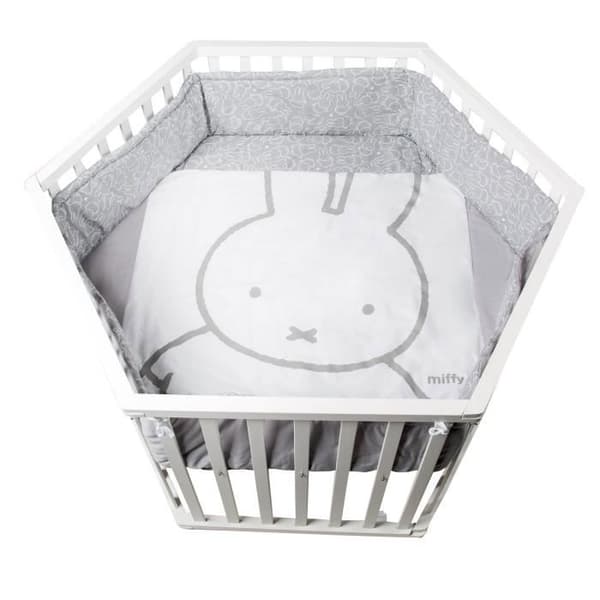 ROBA Hexagonalt Barnparc + Skyddsgaller "miffy®" och 6 Hjul - Vit Trä
