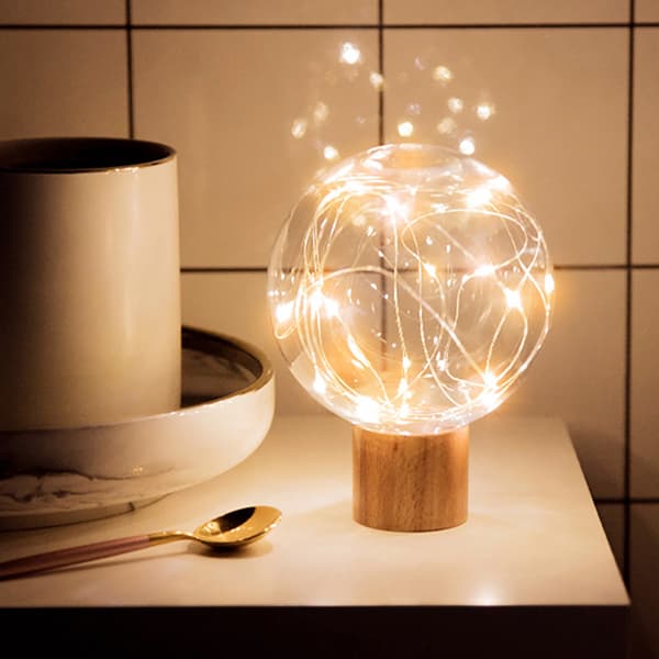 LED-lampe med træfod, romantisk boligindretning, natlampe