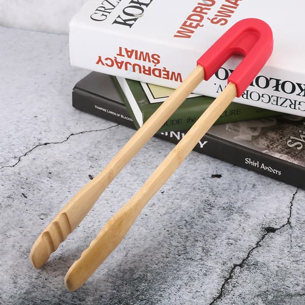 Röda grilltänger i trä, buffémat, bröd, köksklämma, serveringsverktyg