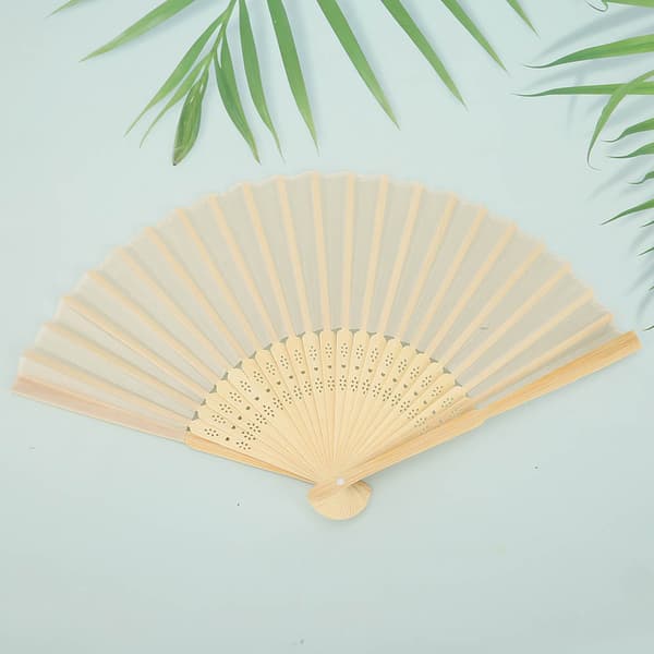 Kinesisk/japansk/retro stil håndholdt foldevifte med stofpose til gave (beige)