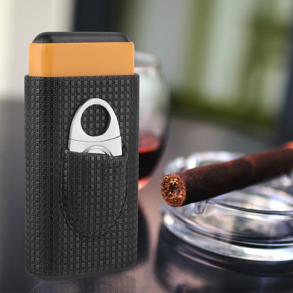 Cigarrejsetui i læder og cedertræ med 3 rør og cigarklipper