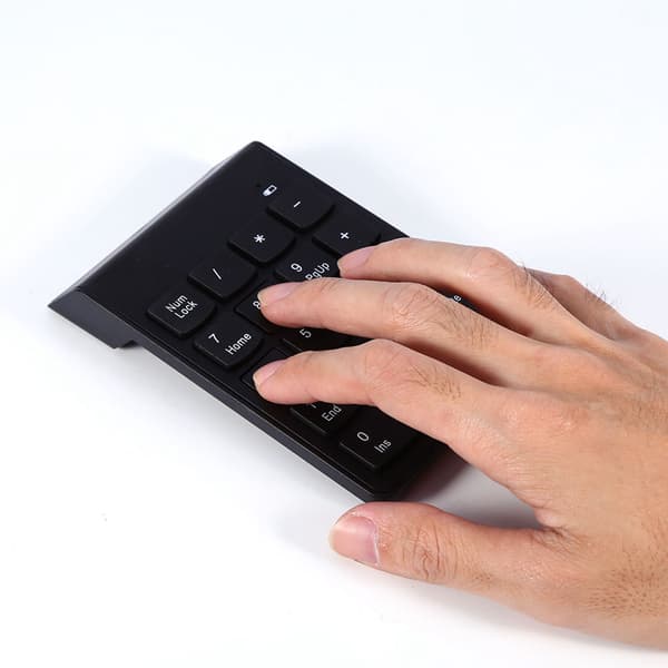 2.4G Trådløst Slankt Nummerpad 18-Tasters Mini USB Dongle Bærbart Numpad med Auto-Søvn