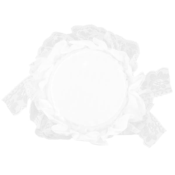 Bröllopsblomkorg med vit spets, söt, lätt och chic för ceremoni