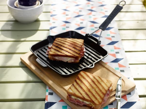 Staub neliögrillipannu 24 cm induktio, musta, valurauta