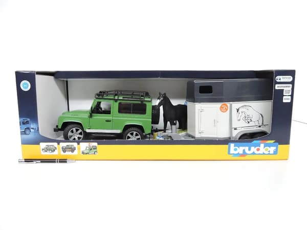 Land Rover Defender hevoskuljetusvaunulla (yhdellä hevosella)