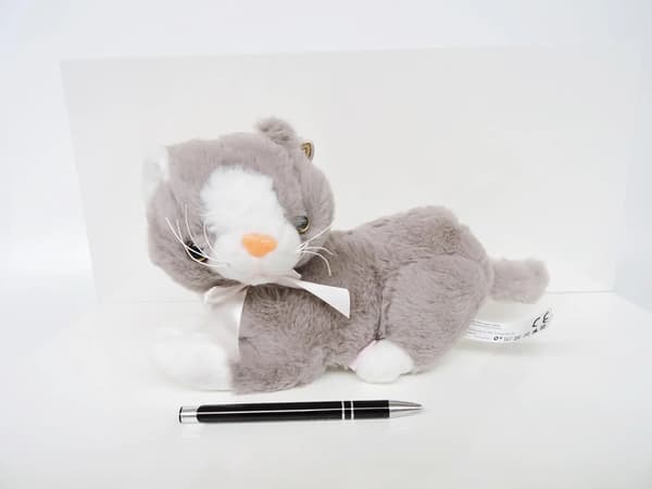 Maskot Grå kat Flico med sløjfe 34 cm