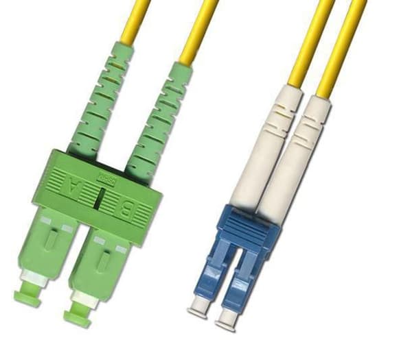 MicroConnect SC/APC-LC/UPC 0,5m OS2 Fiber Patchkabel SM Duplex LSZH OD: 2mm, 0,3db Gul