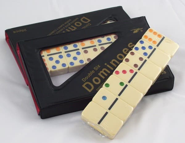 Domino farverigt 28 stk. etui