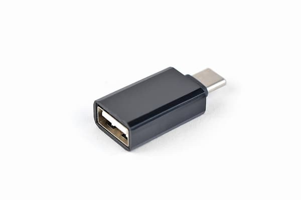 USB-C uros-USB-A naaras Gembird-adapteri