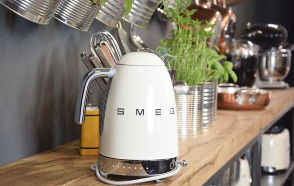 SMEG KLF04CREU Elkedel creme