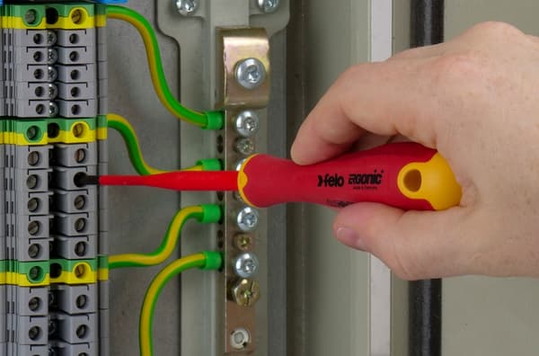 Sæt med 11 værktøjer til FELO elektriker i kuffert