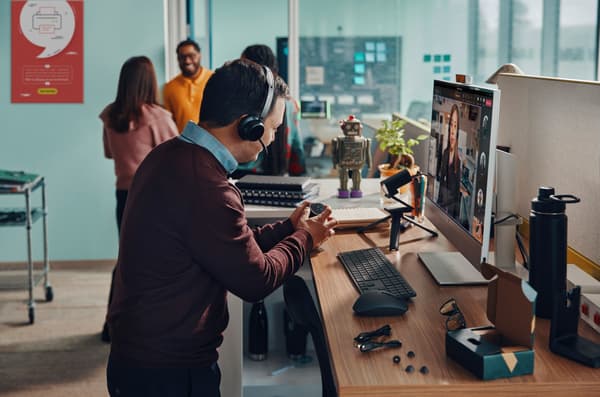 Poly Voyager Focus 2 - Headset - on-ear - Bluetooth - trådløs - aktiv støjreduktion - USB-C via Bluetooth-adapter - sort - Zoom-certificeret