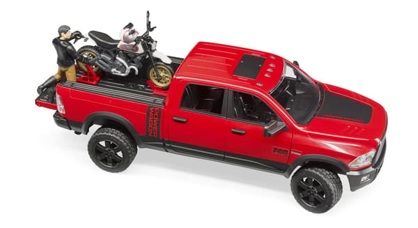 RAM 2500 Power Wagon med Ducati Desert Sled og fører