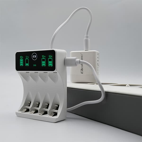 Qoltec Ni-MH Batterioplader til R03 AAA R6 AA Type | LCD | USB-C Kabel | Hvid