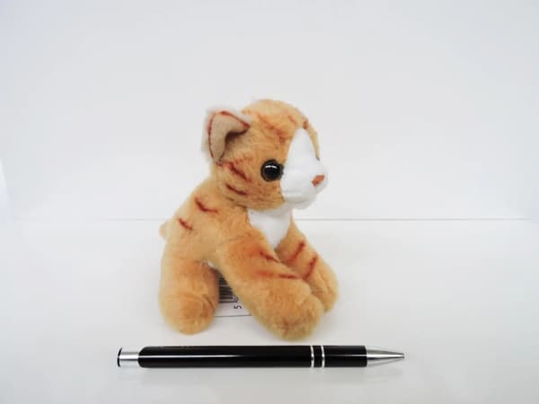 Beppe Maskotti Istuin kissa ruskea 13 cm