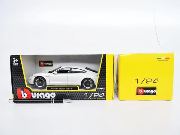 Porsche Taycan Turbo S Vit 1:24 BBURAGO