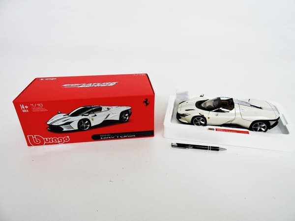 Ferrari Daytona SP3 vit 1:18 BBURAGO
