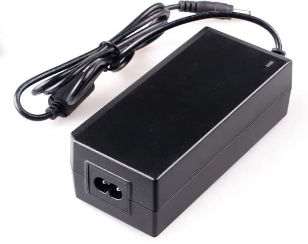 12V 5A 60W KYTKENTÄVIRTALÄHDE