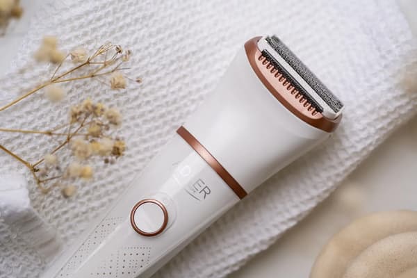 Camry Barzdaskut? Adler Lady Shaver AD 2941 Våt & Torr AAA Vit
