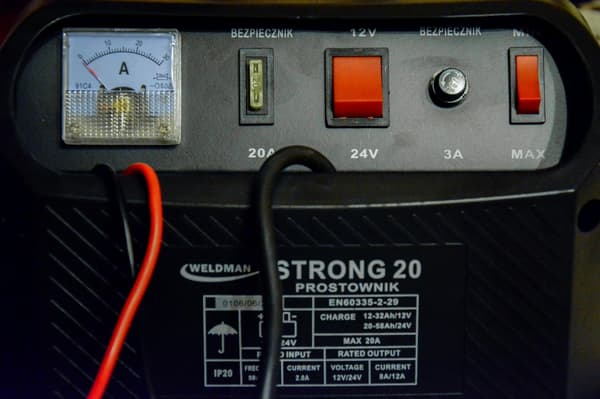 WELDMAN STRONG 20 6V/12V LCD-TASASUUNTAAJA
