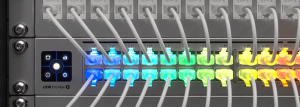 Ubiquiti Nano-tynd patchkabel med 2,5 GbE-understøttelse designet til at vise Etherlighting-effekter.