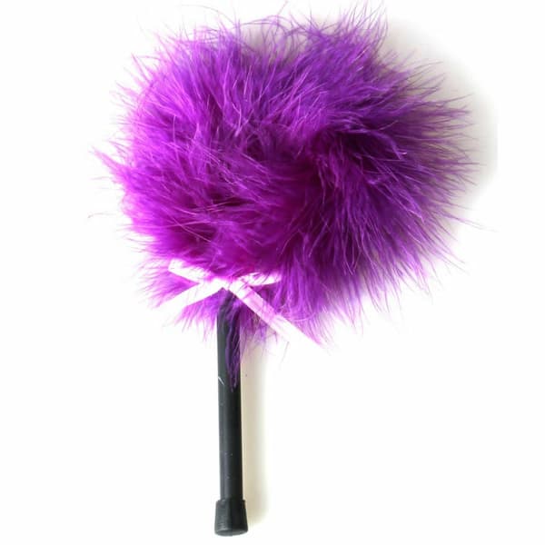 Fluffig fjäder för lekfulla stunder i sängen