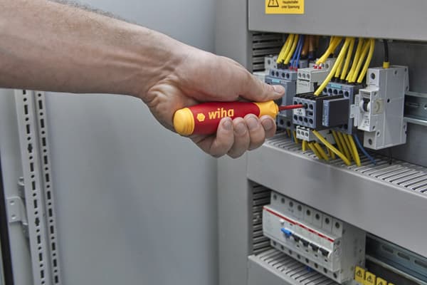 Wiha ruuvimeisseli kärkilippaalla PocketMax electric
