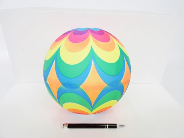 Kumipallo, värikkäät kuviot, 23 cm