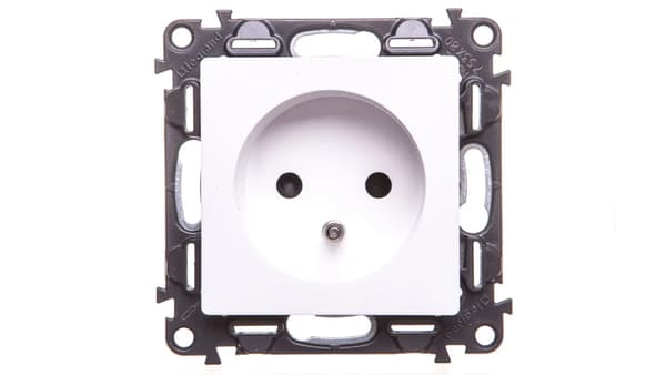 Legrand 2P+Z pistorasia valkoisella lasituksella (753180)