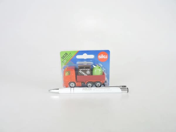 Siku 08 - Pakastin jäteastioilla S0828
