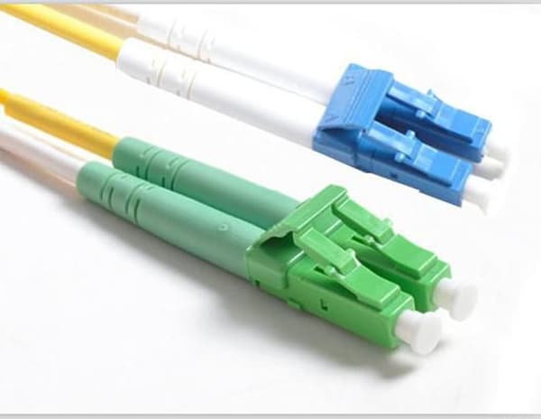 MicroConnect LC/UPC-LC/APC 2m OS2 Fiber Patchkabel SINGLEMODE DUPLEX OS2 LSZH Gul