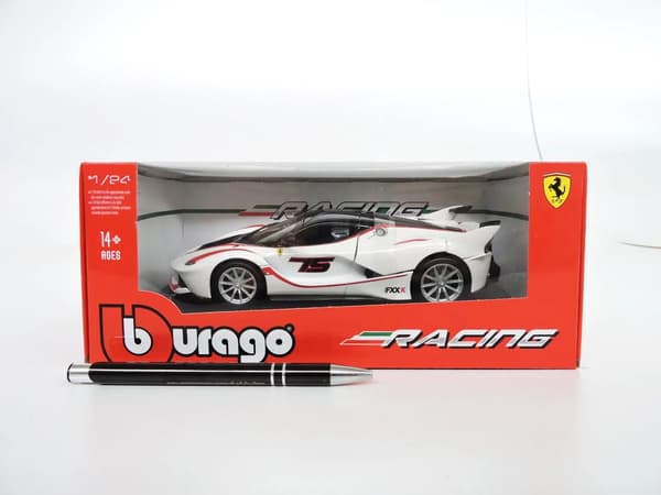 Ferrari FXX-K valkoinen 1:24 BBURAGO