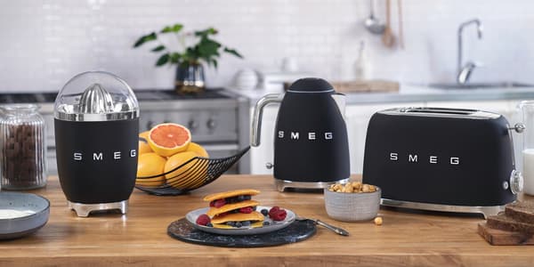 Kedel Smeg KLF03BLMEU Sort 2400 W