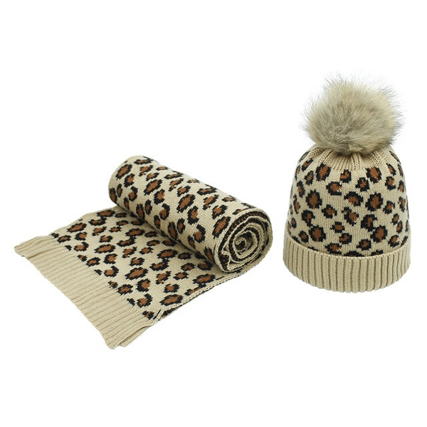 Matchende lue og skjerf med leopardmønster