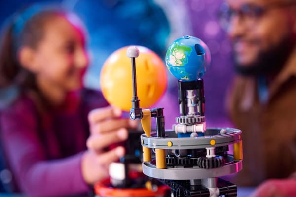 LEGO Technic 42179  - Planet Earth and Moon in Orbit