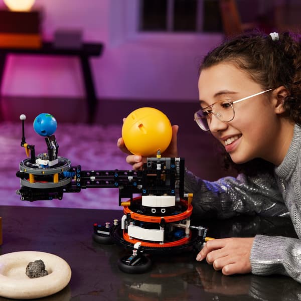 LEGO Technic 42179  - Planet Earth and Moon in Orbit