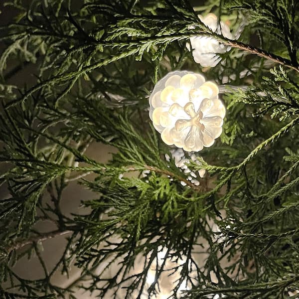 LightsOn Pine 10m lyskrans hvit glitrende kjegler