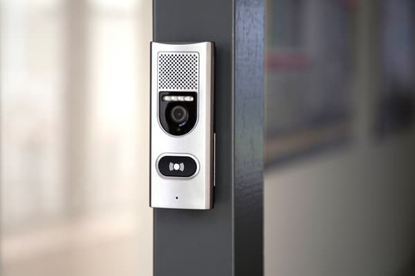 Alecto Intercom, jossa on kamera ja 3,5 tuuman värinäyttö