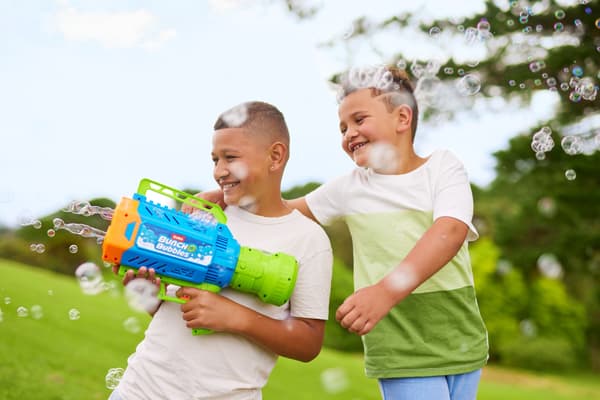 BUNCH O BUBBLES Mega Bubble Blaster - iso moottoroitu kuplapyssy