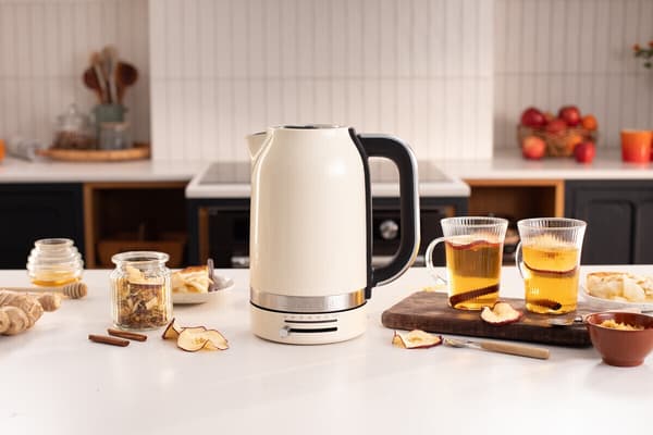 KitchenAid 5KEK1701EAC vattenkokare, gräddfärgad