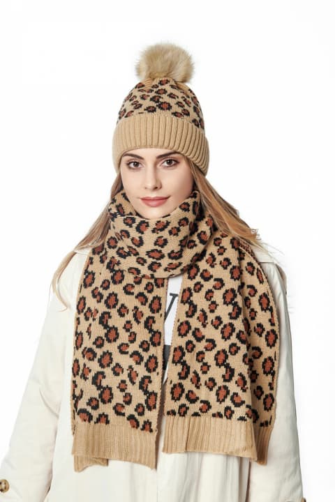 Matchende hue og halstørklæde med leopardprint