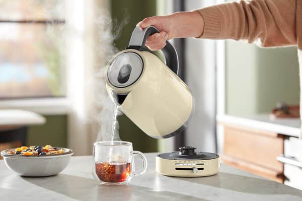 KitchenAid 5KEK1701EAC vattenkokare, gräddfärgad