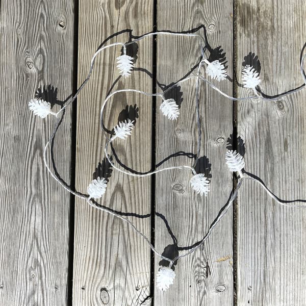 LightsOn Pine 10m lyskrans hvit glitrende kjegler