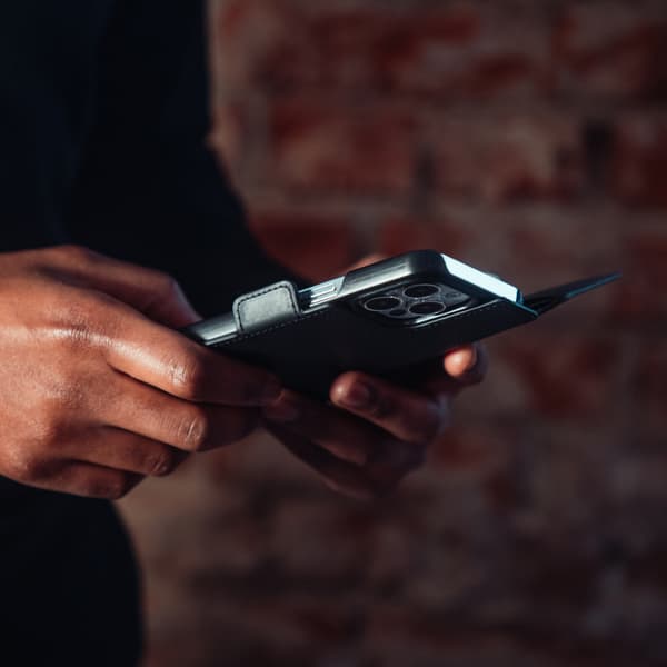 Krusell Telefonpung i læder iPhone 13 Pro Sort