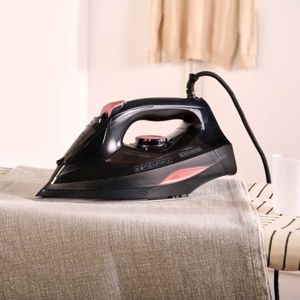 BLACK+DECKER Strygejern 3000W Sort
