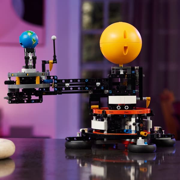 LEGO Technic 42179  - Planet Earth and Moon in Orbit