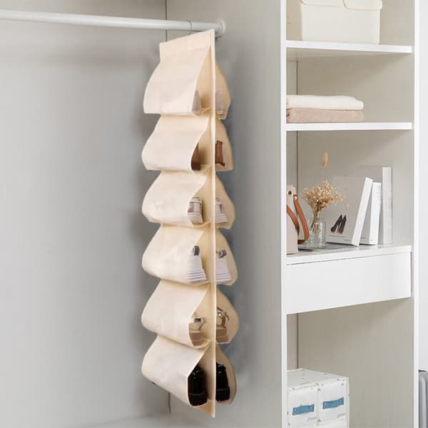 Beige taskullinen ripustettava kenkäteline pyörivällä koukulla vaatekaappiin
